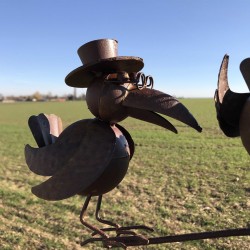 Mobile de jardin en fer motif couple de corbeau pic et tuteur équilibré