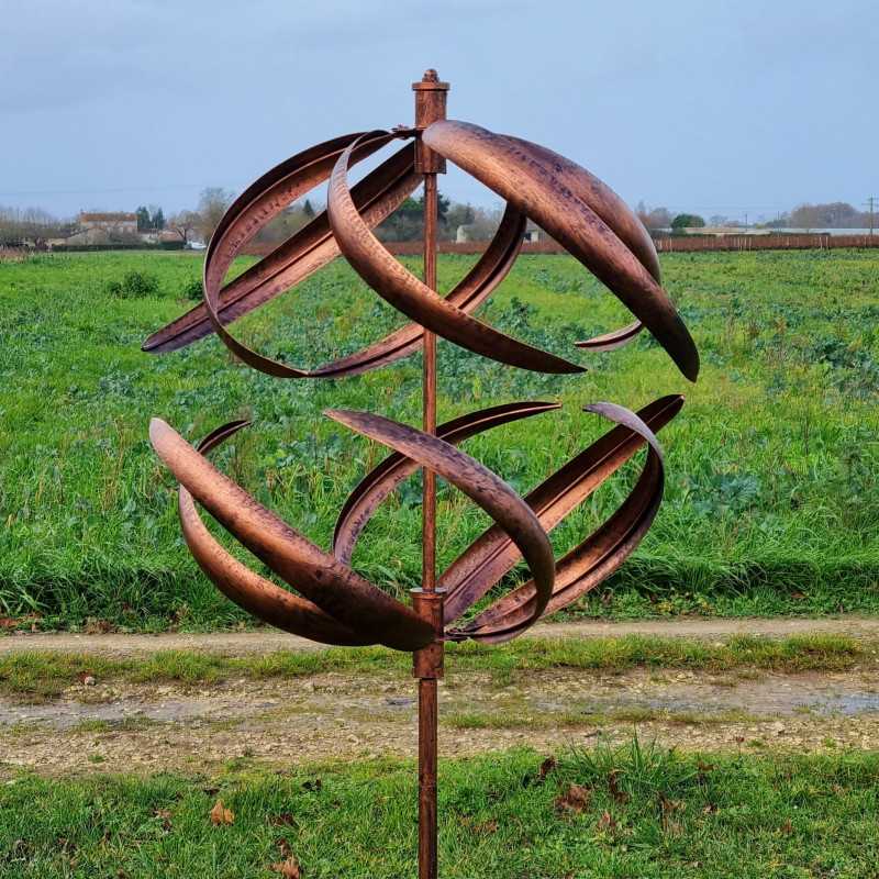 Éolienne décorative de jardin en Métal sphère cuivré brossé modèle LANGEAIS