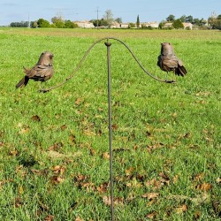 Balancier décoratif en métal duo d'oiseaux en équilibre en situation 