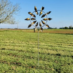 Éolienne de Jardin en Métal Patiné – Élégance et Mouvement pour Votre Espace Extérieur vue entière 