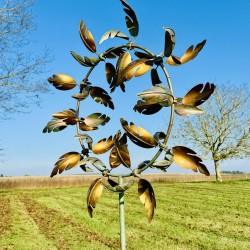 Éolienne de Jardin en Métal Patiné – Élégance et Mouvement pour Votre Espace Extérieur vue de coté