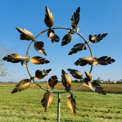 Éolienne de Jardin en Métal Patiné – Élégance et Mouvement pour Votre Espace Extérieur vue de face