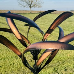 Éolienne de Jardin Cuivrée "Poésie Aérienne" – Lézard du jardin vue de la patine 