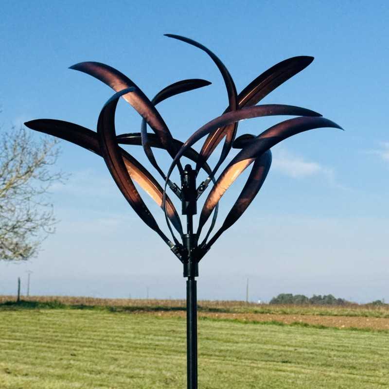 Éolienne de Jardin Cuivrée "Poésie Aérienne" – Lézard du jardin en situation 