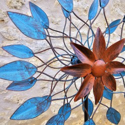 Moulin à Vent Décoratif en Métal avec Fleurs et Feuilles Colorées – Hauteur 174 cm vue de près de la patine 