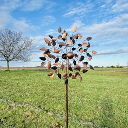 Amboise, éolienne décorative en métal cuivré dans un jardin