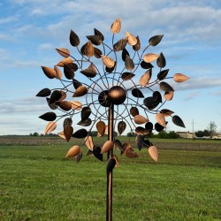 Détail des feuilles cuivrées de l’éolienne Amboise tournant avec le vent