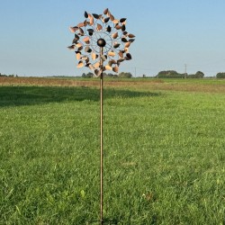 Vue complète de l’éolienne Amboise, 212 cm de hauteur, dans un cadre champêtre