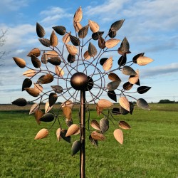 Éolienne Amboise vue en pleine lumière, captant des reflets cuivrés